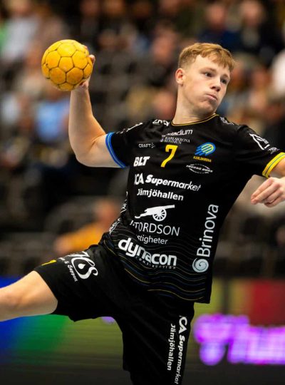 KALMAR, SVERIGE  20240929
HF Karlskronas Isak Larsson under torsdagens handbollsmatch i Handbollsligan herr mellan HF Karlskrona och Skånela IF i Brinova Arena Karlskrona.
Foto: Patric Söderström / TT / Kod 10312 **BETALBILD**