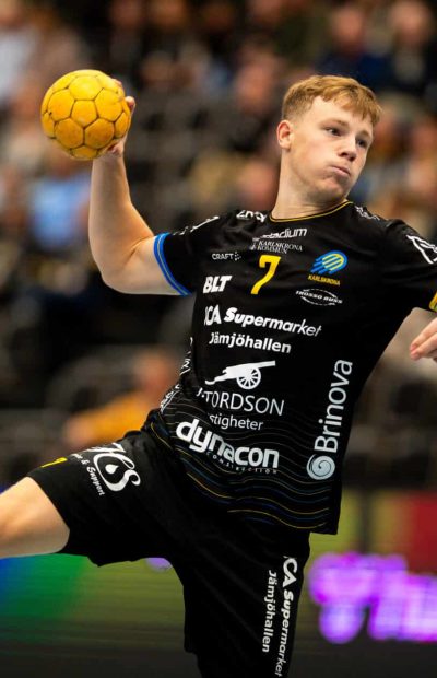 KALMAR, SVERIGE  20240929
HF Karlskronas Isak Larsson under torsdagens handbollsmatch i Handbollsligan herr mellan HF Karlskrona och Skånela IF i Brinova Arena Karlskrona.
Foto: Patric Söderström / TT / Kod 10312 **BETALBILD**