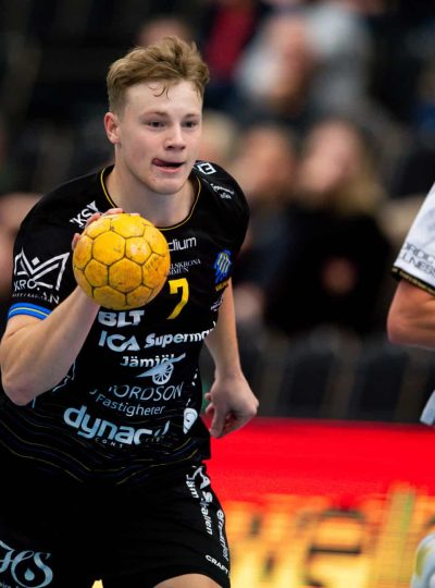 KALMAR, SVERIGE  20240929
HF Karlskronas Isak Larsson under torsdagens handbollsmatch i Handbollsligan herr mellan HF Karlskrona och Skånela IF i Brinova Arena Karlskrona.
Foto: Patric Söderström / TT / Kod 10312 **BETALBILD**